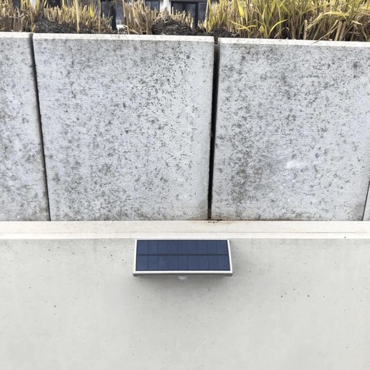 Solar buitenlamp wandlamp Motion V met bewegingsmelder op zonne energie