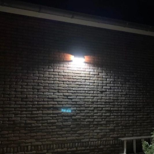 Solar wandlamp Carl III met bewegingssensor op zonne-energie