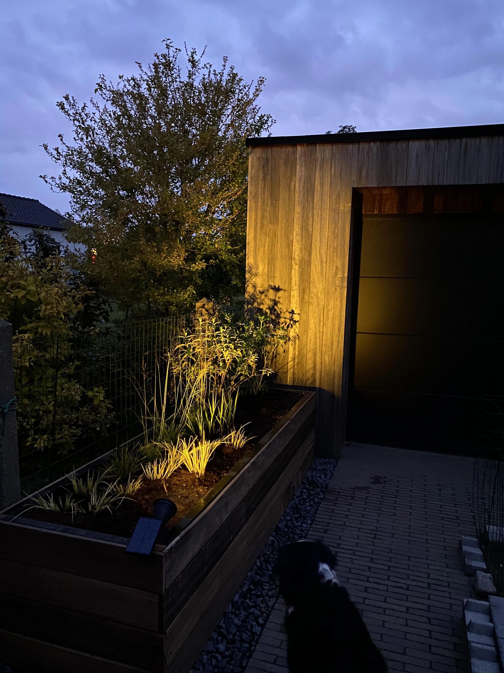 Solar wandspot Highlight voor wandmontage of grondspies - buitenlamp op zonne energie warm wit
