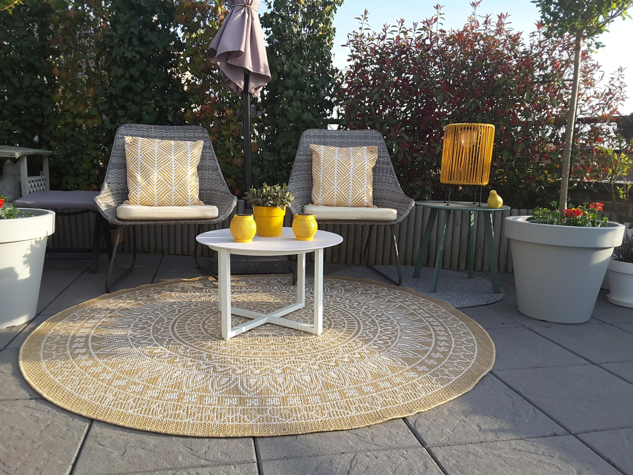 Solarlamp Lowis Yellow op zonne-energie met schemersensor