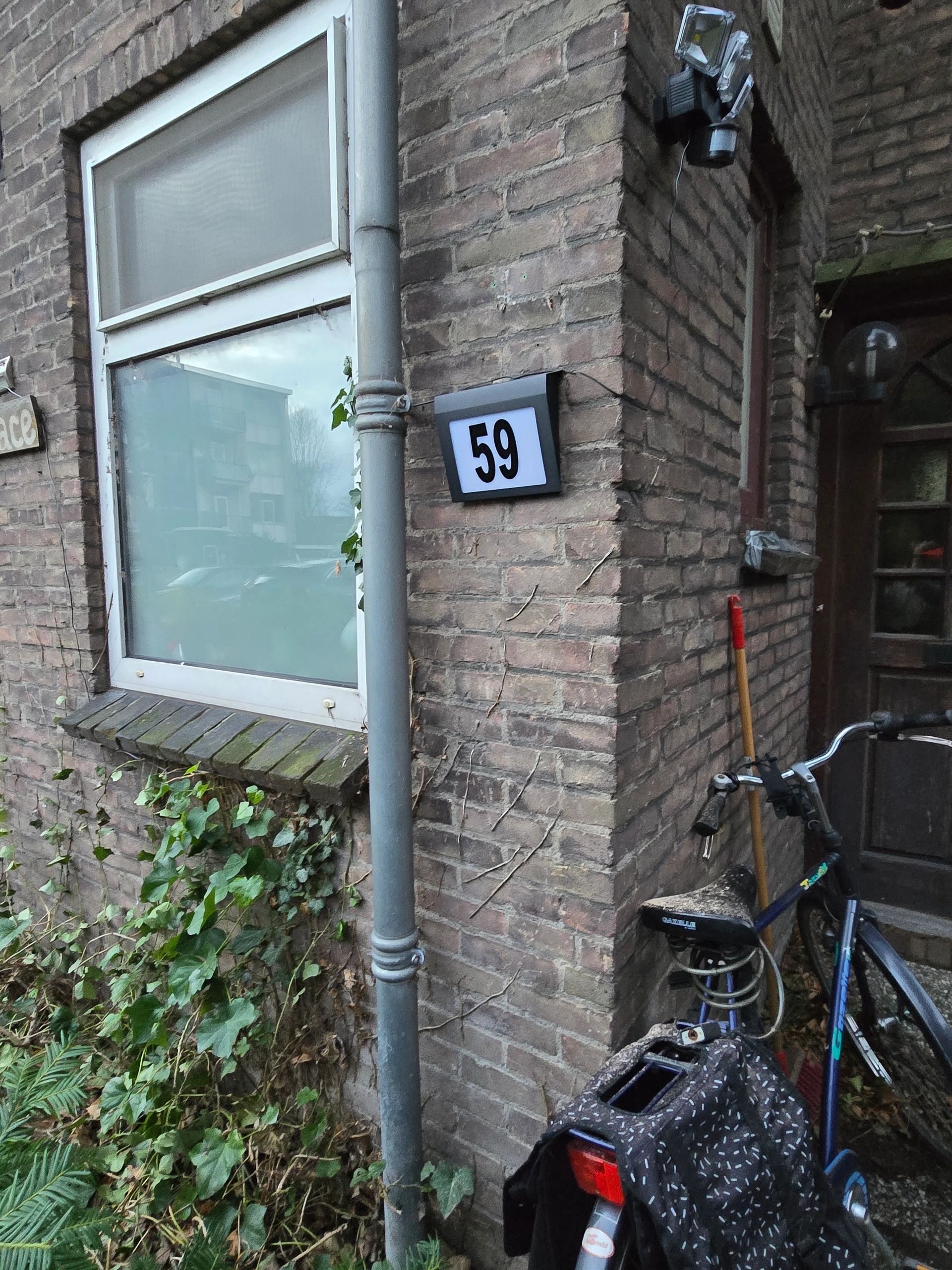 Solar Huisnummer Axel zwart op zonne energie inclusief nummers