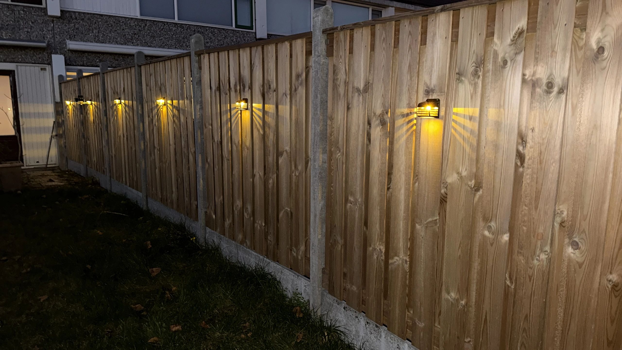 Zwarte solar wandlamp Stripe op zonne-energie set van 8