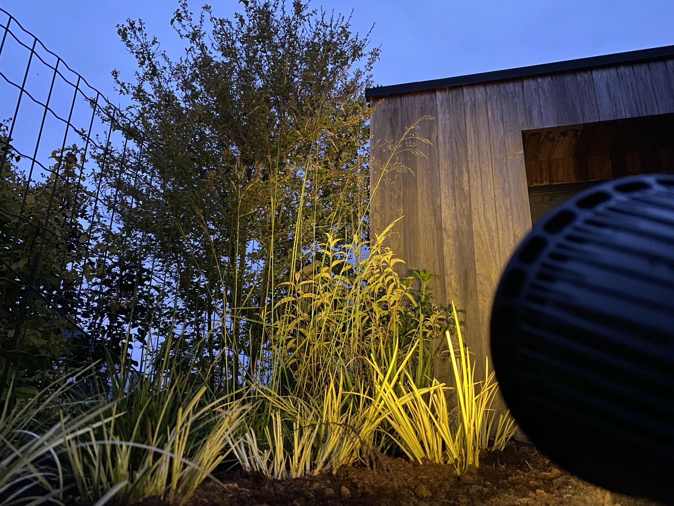 Solar wandspot Highlight voor wandmontage of grondspies - buitenlamp op zonne energie warm wit