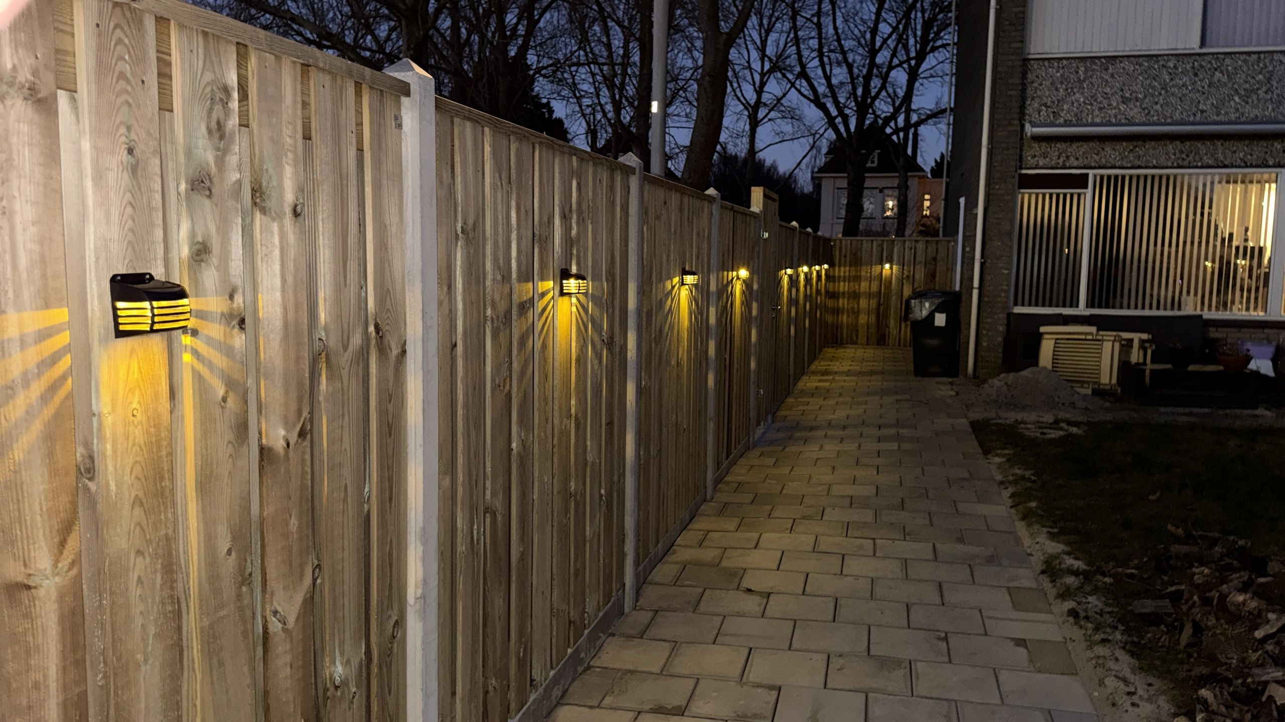 Zwarte solar wandlamp Stripe op zonne-energie set van 8