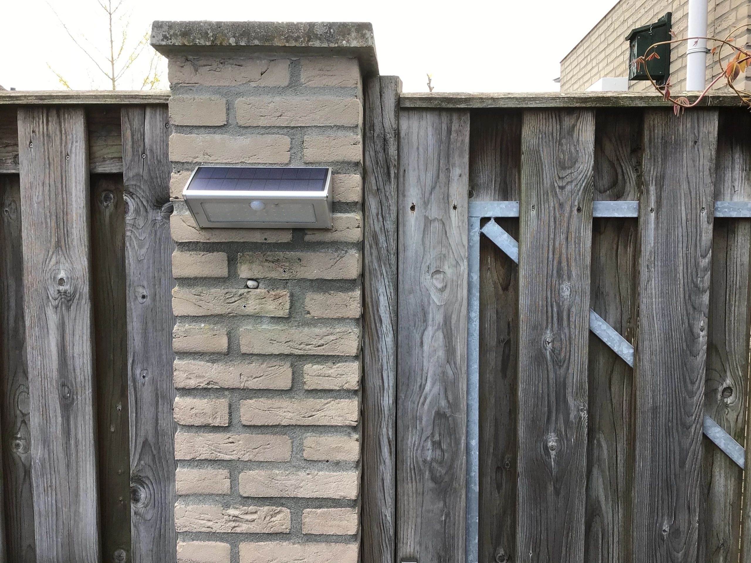 Solar buitenlamp wandlamp Motion V met bewegingsmelder op zonne energie