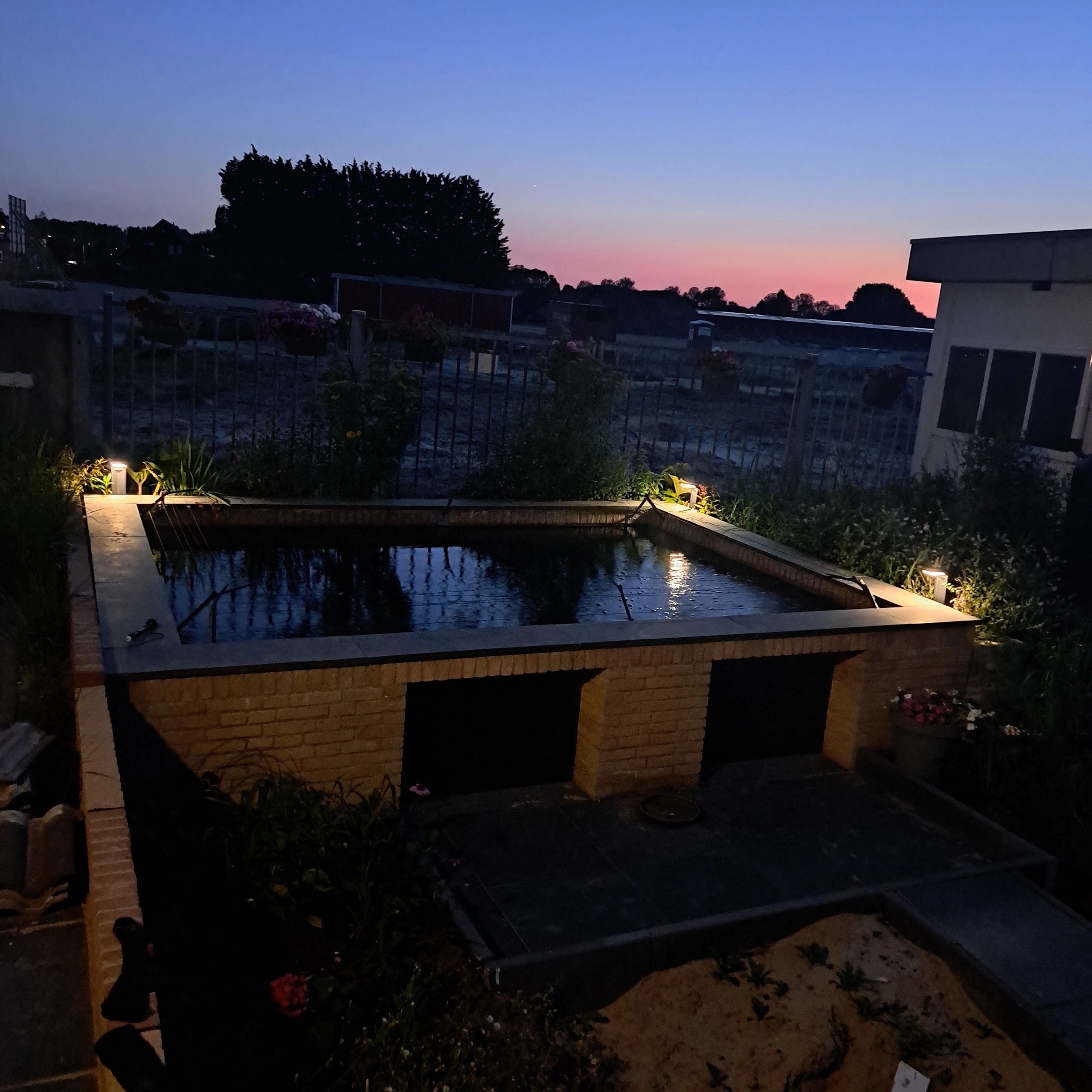 Solar priklamp Verona zwart met warm wit licht