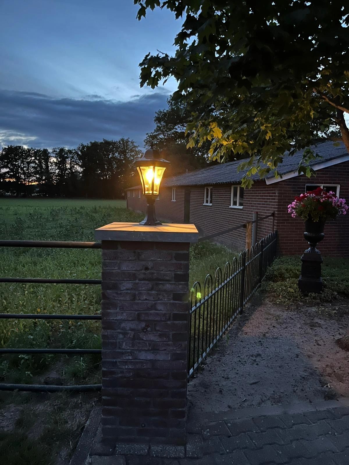Solar buitenlamp Sheffield sokkel zwart met ledlamp