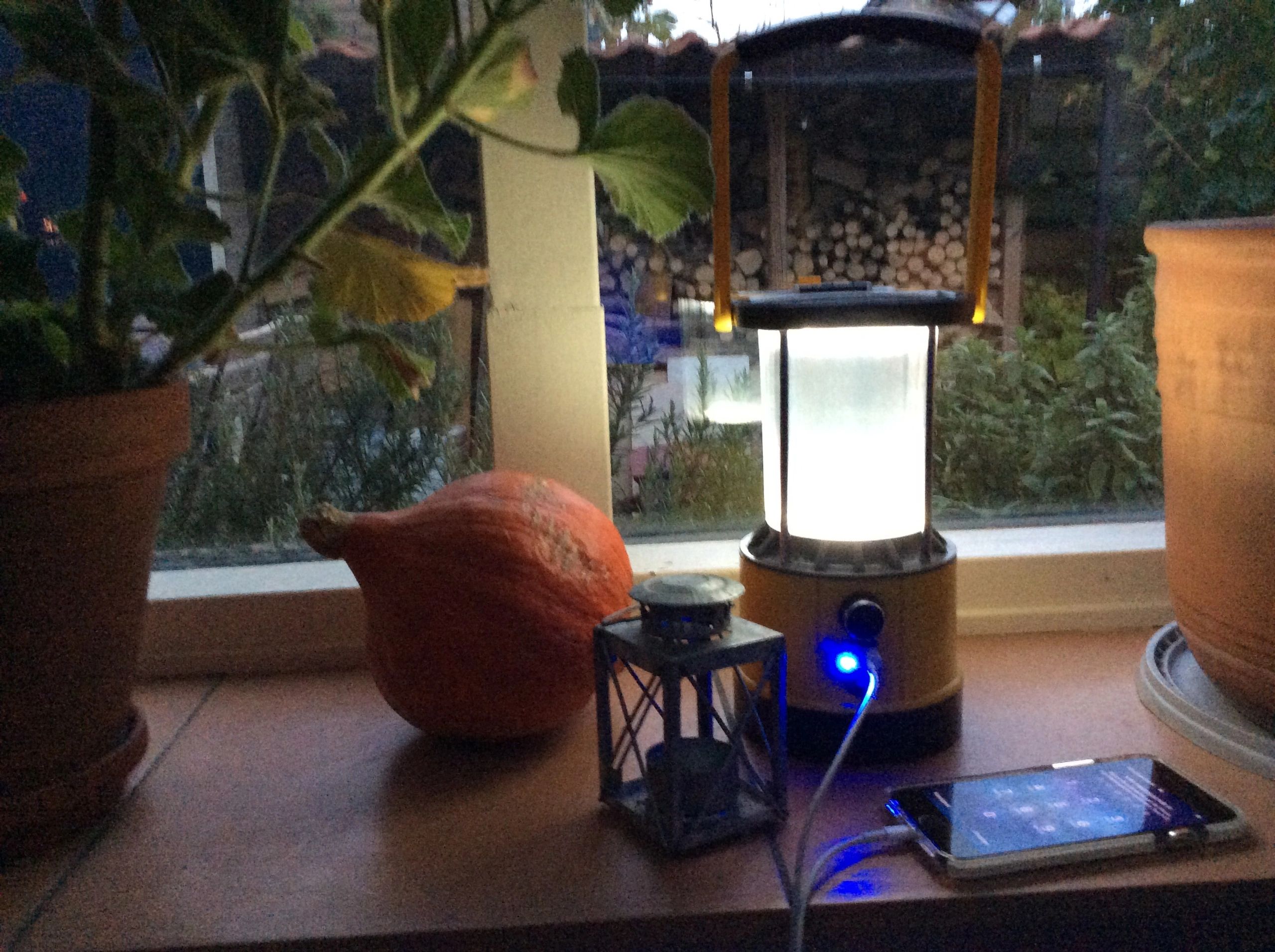 Solar camping lamp Clap dimbaar met USB lader en kompas op zonne-energie