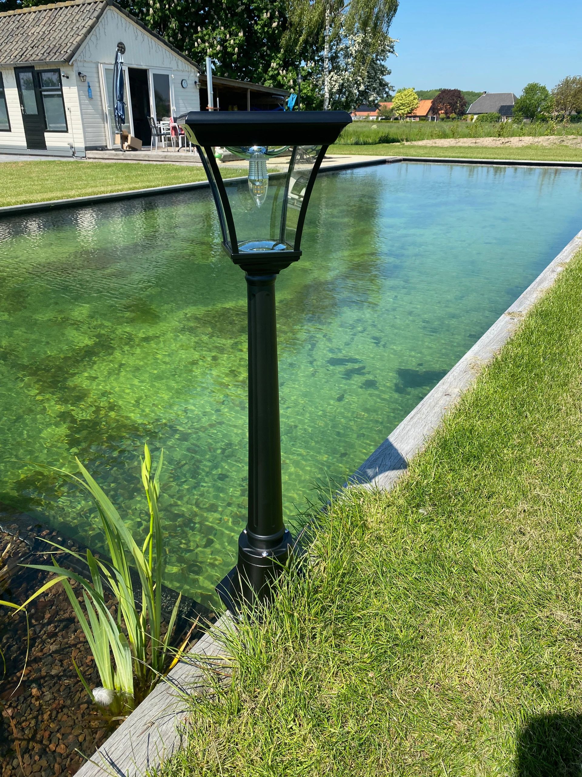 Solar buitenlamp London lantaarn midden hoog zwart op zonne energie