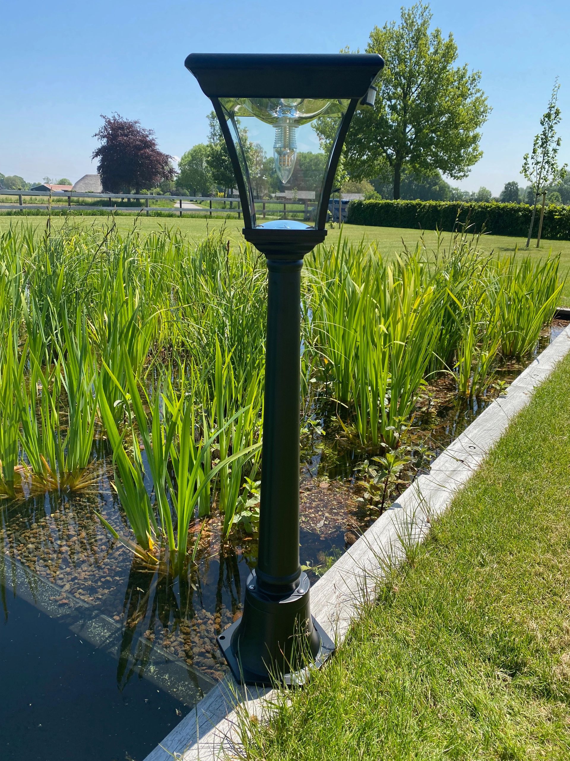 Solar buitenlamp London lantaarn midden hoog zwart op zonne energie