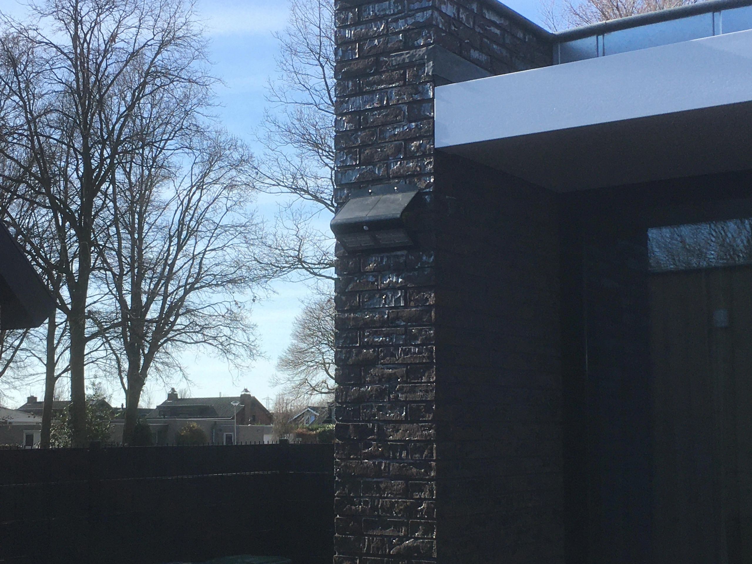 Solar wandlamp Carl III met bewegingssensor op zonne-energie