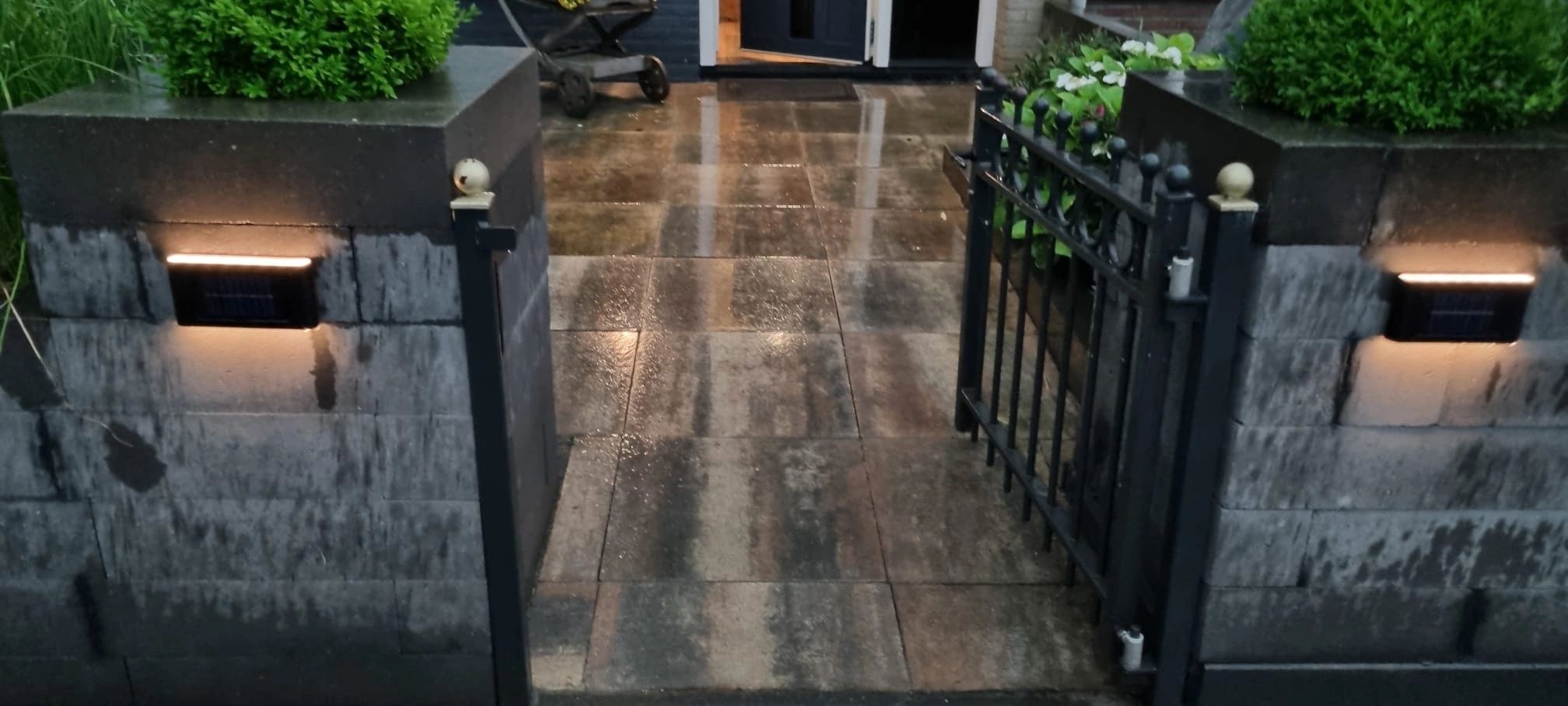 Solar up down wandlamp Tube met warm wit licht